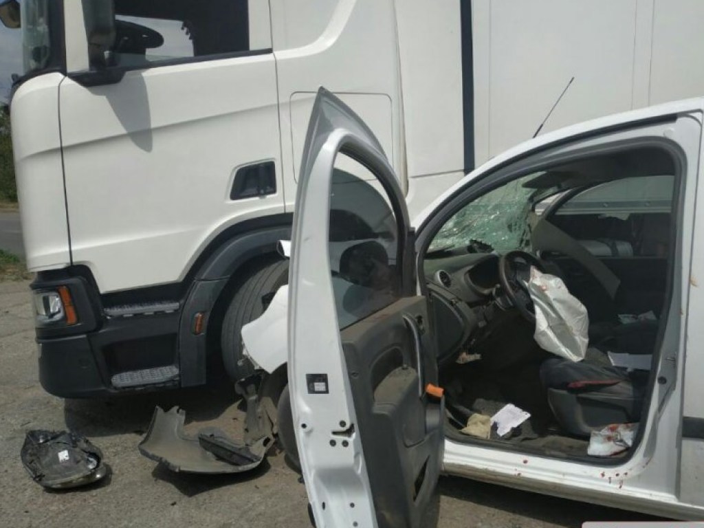 На трассе Благовещенское-Николаев произошло крупное ДТП: столкнулись Renault и седельный тягач (ФОТО)