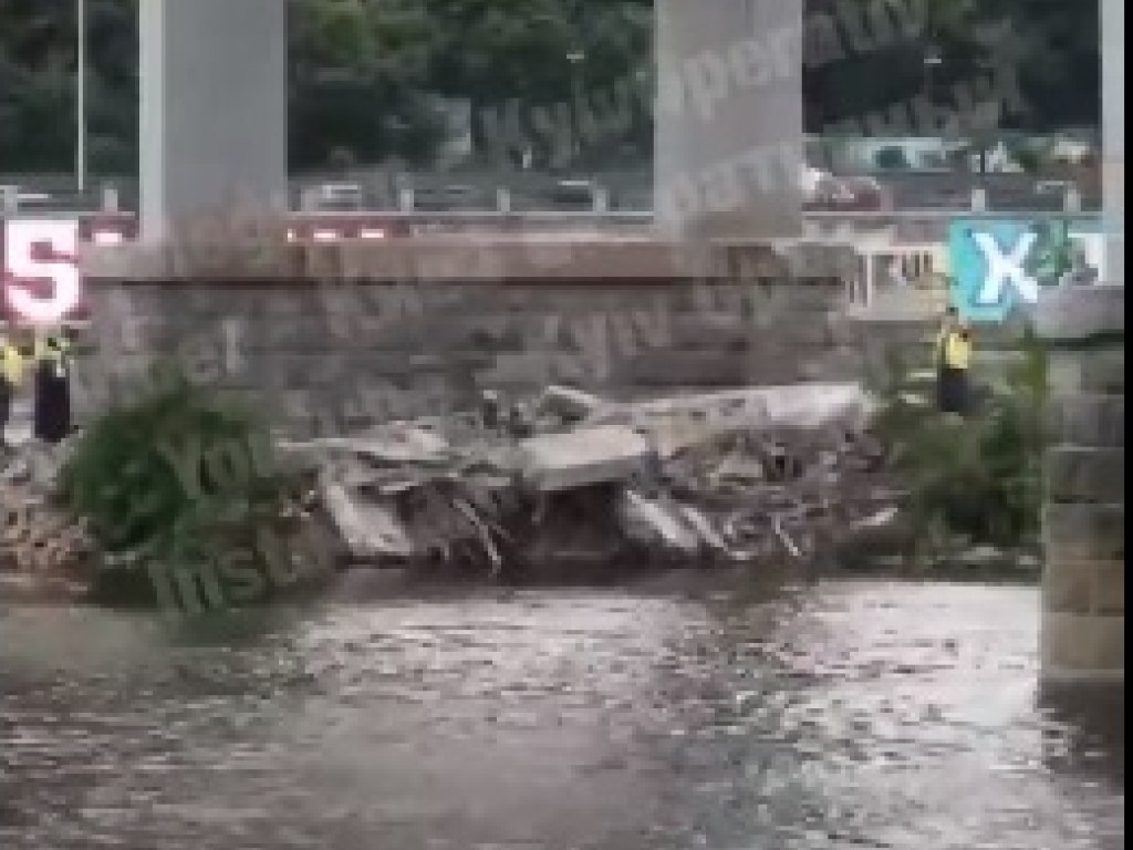 В Киеве обрушилась часть моста на Труханов остров (ВИДЕО)