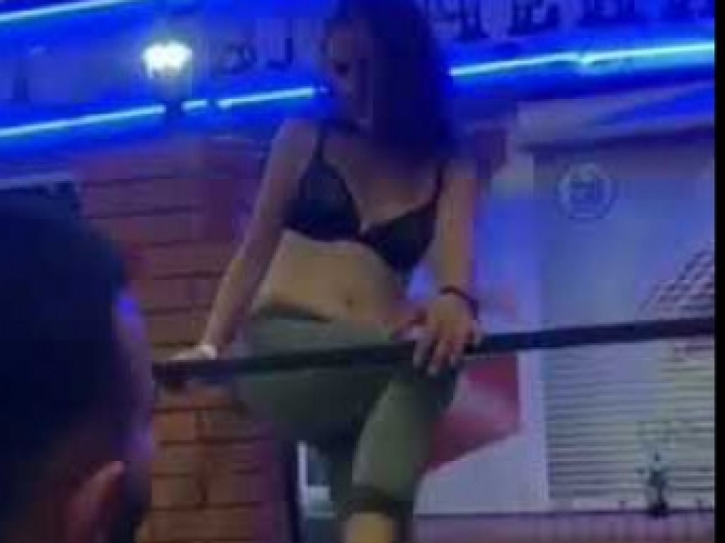 Пьяные девки зажигают в стриптиз клубе
