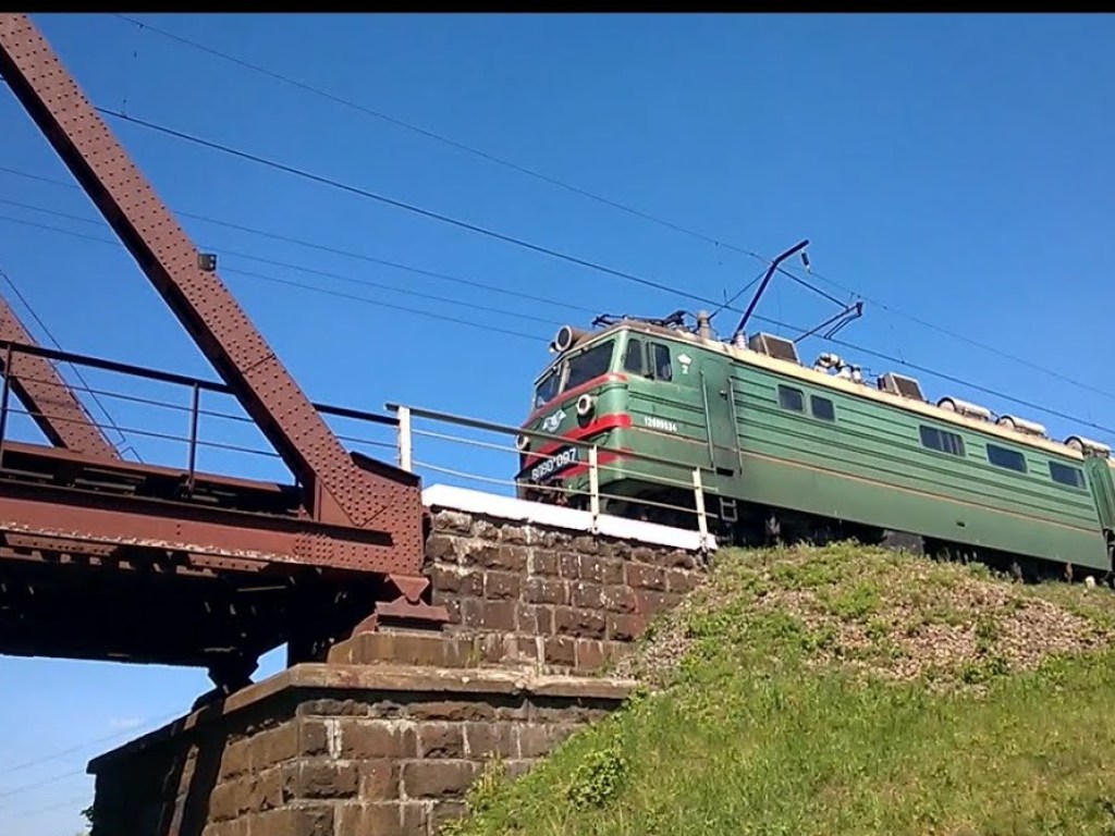 Объезжать под мостом: в Ирпене на два дня закроют железнодорожный переезд