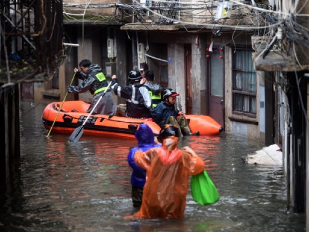 В результате непогоды в  Азии погибли несколько сотен человек (ФОТО, ВИДЕО)