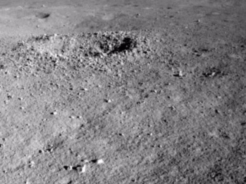 На обратной стороне Луны обнаружили неизвестное вещество