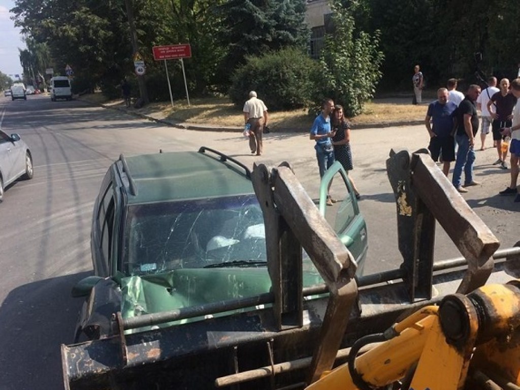 В Тернополе водитель на «евробляхе» влетел в экскаватор (ФОТО)