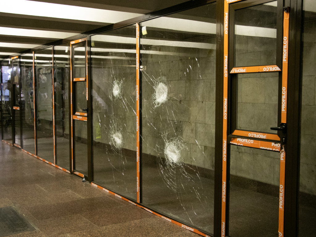 Неизвестные разбили МАФы станции метро «Дворец Украина» в Киеве (ФОТО)