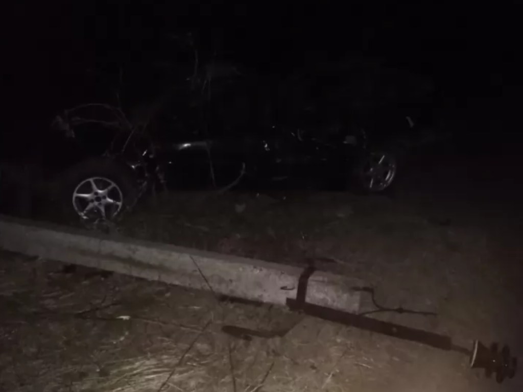 Под Хмельницким пьяный водитель Ford снес электроопору: 4 человека погибло (ФОТО)
