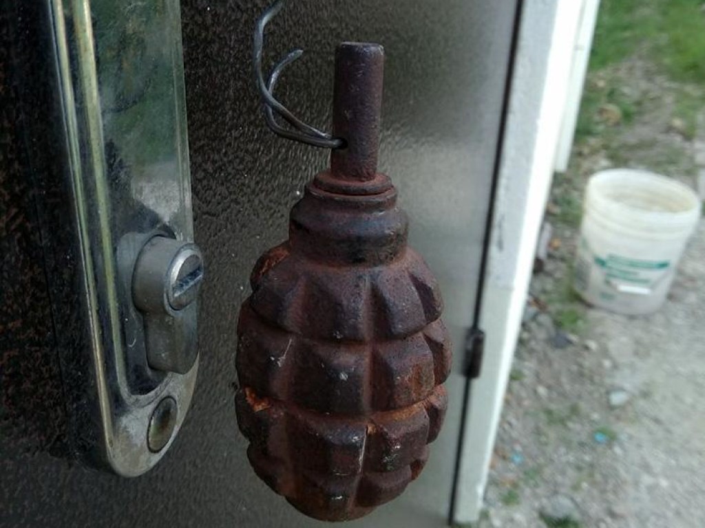 В Запорожской области рецидивист повесил гранату на дверь соседке (ФОТО)