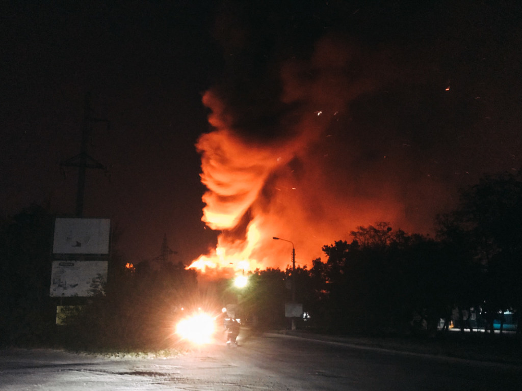 В Киеве на Выдубичах загорелись склады: огонь охватил стеллажи с матрасами, рухнула крыша (ФОТО, ВИДЕО)