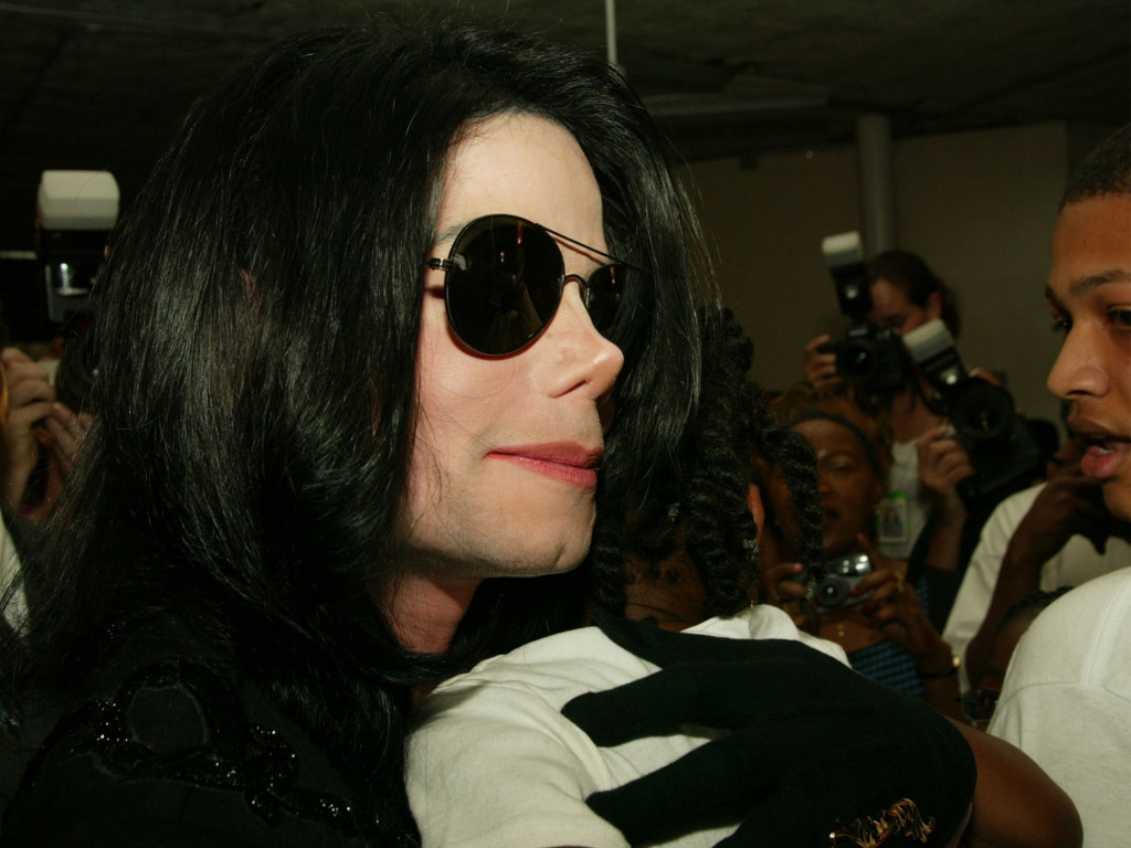 Телохранитель Майкла Джексона объяснил, почему певец носил пластырь на носу