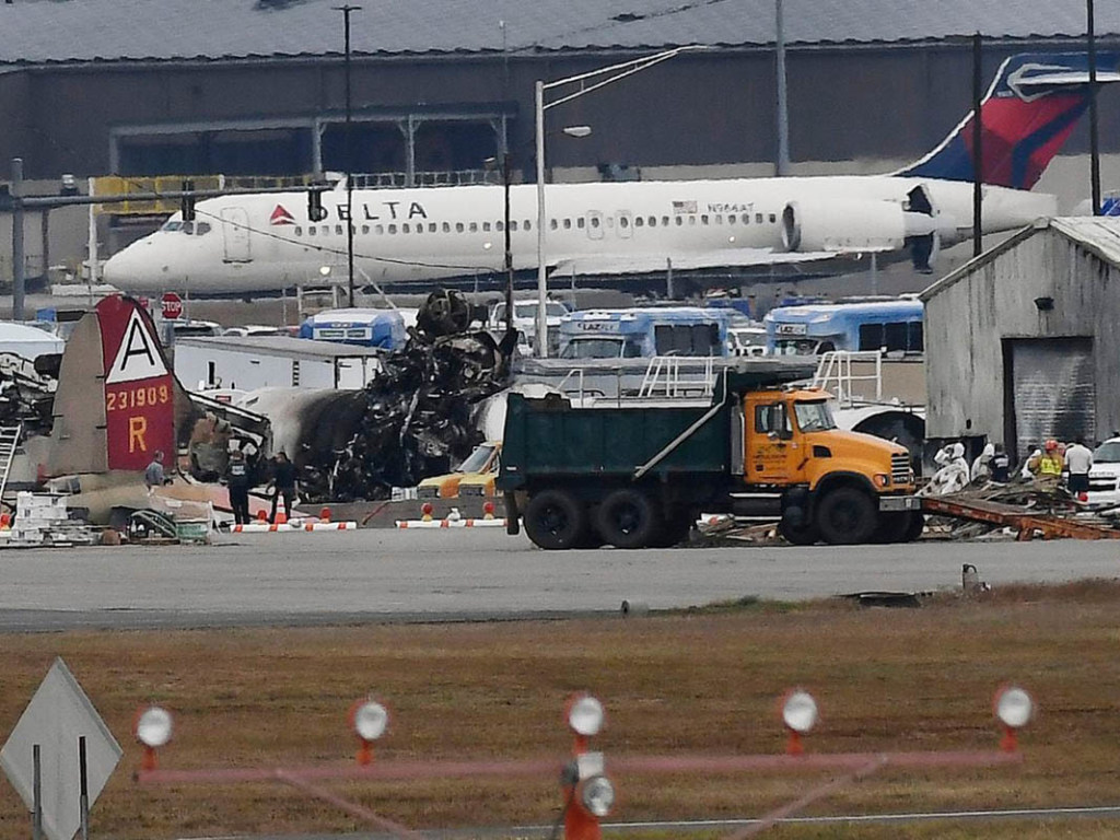 Крушение бомбардировщика в США: семь человек погибло