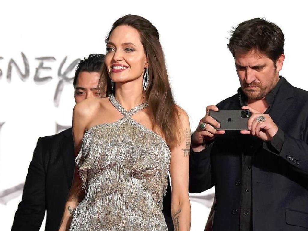 Анджелина Джоли в эффектном наряде вызвала фурор на красной дорожке в Японии (ФОТО)