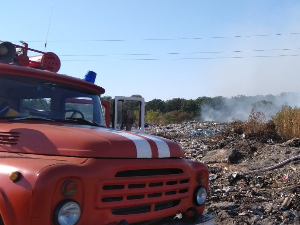 В селе на Харьковщине горел заброшенный дом: пожарные 6 часов боролись с огнем