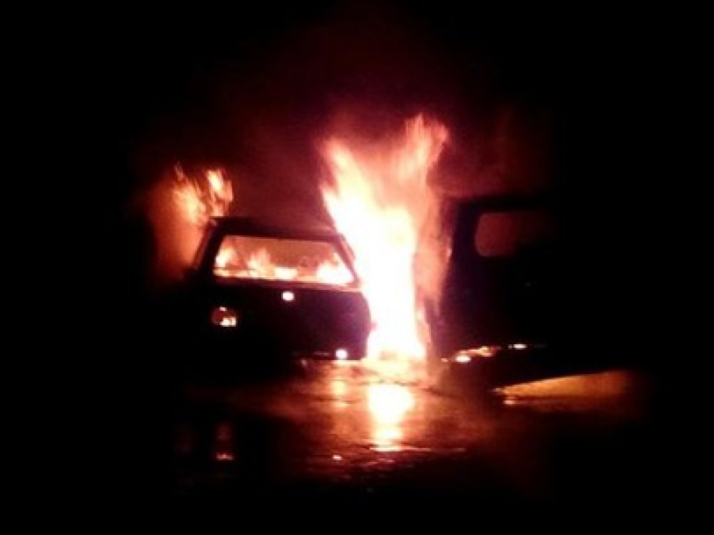 На харьковских парковках ночью сгорели два автомобиля (ФОТО, ВИДЕО)