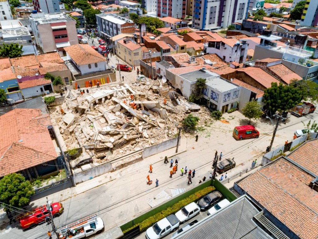 В Бразилии обрушился 7-этажный дом: под завалами люди (ФОТО)