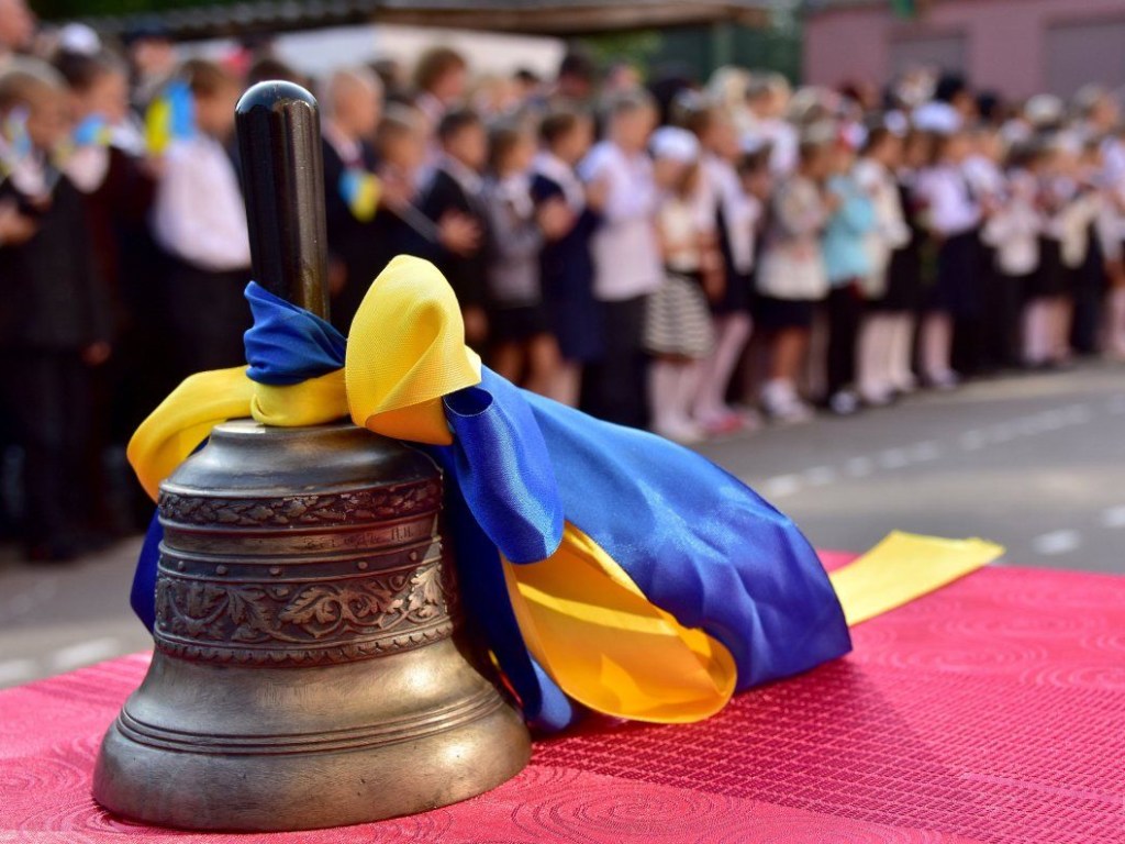«Отправить Конституцию в утиль»: у Зеленского обещают упразднить русские школы
