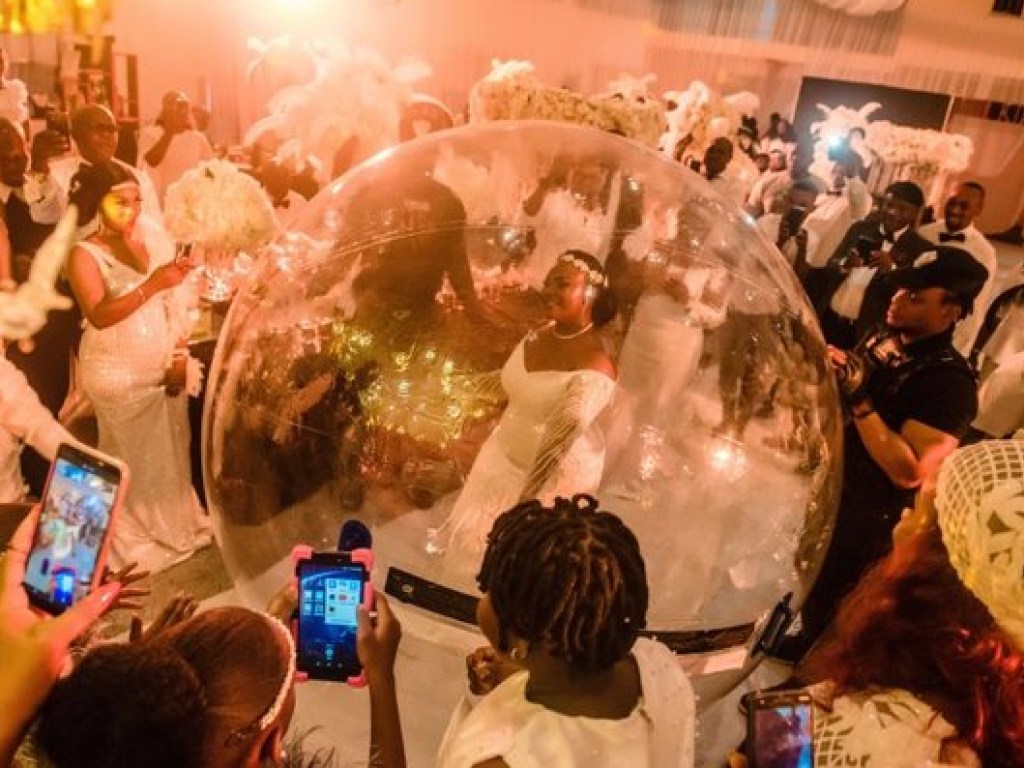 Невеста из Нигерии выбрала экстремальный способ для появления на собственной свадьбе (ФОТО, ВИДЕО)