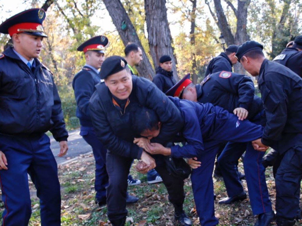 В Казахстане при попытке проведения митингов полиция задержала десятки человек