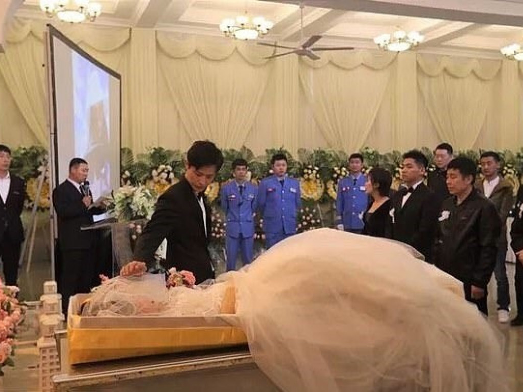 Парень устроил свадебную церемонию на похоронах своей умершей от рака девушки (ФОТО)