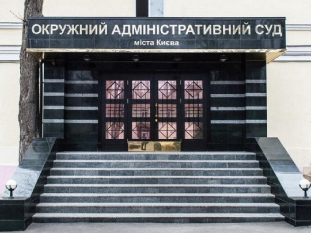 На суде по переименованию двух проспектов в честь Бандеры и Шухевича произошла драка (ВИДЕО)