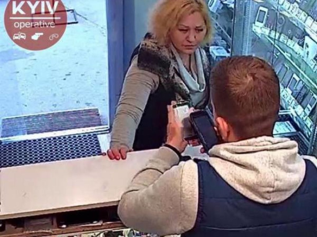 В киевском магазине женщина украла дорогой гаджет (ФОТО)