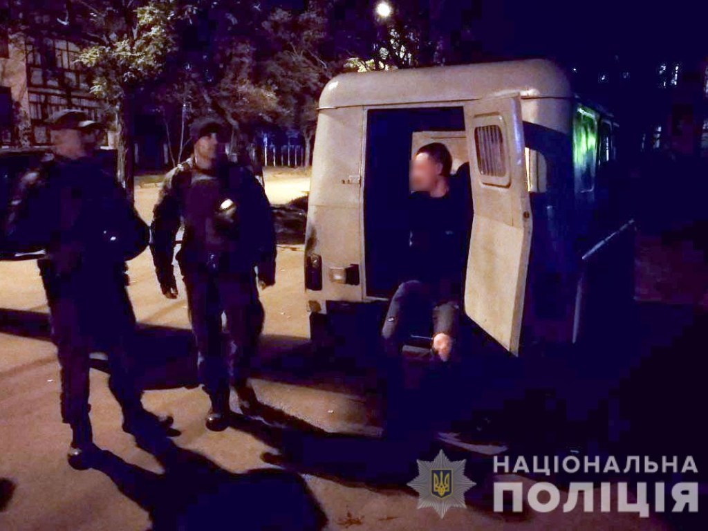 В Кременчуге мужчина из-за замечания ударил ножом военнослужащего (ФОТО)