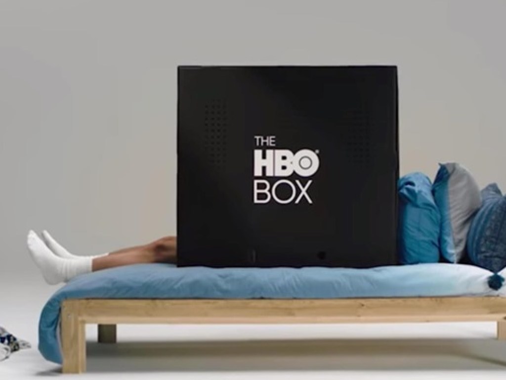 Можно прятаться от соседей: HBO показала картонную коробку для просмотра фильмов (ФОТО, ВИДЕО)