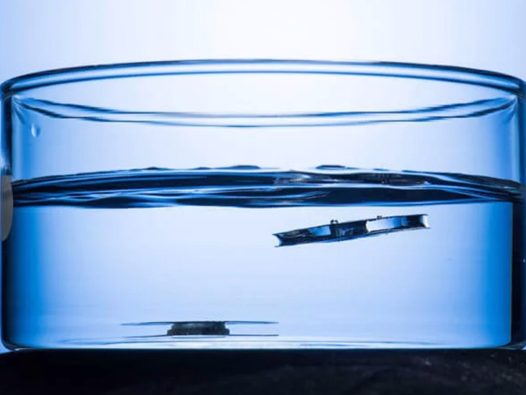 «Непотопляемое железо»: американские ученые научили металл «плавать»