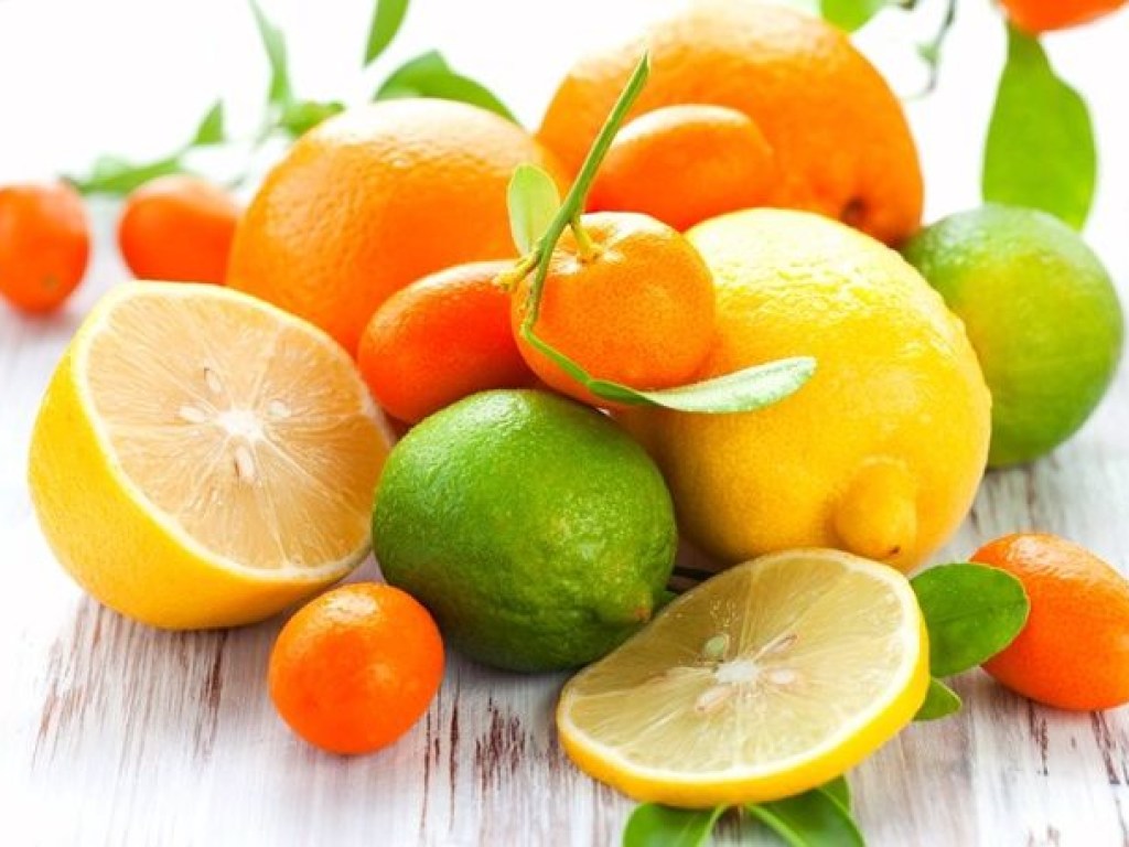 Медик: цитрусовые фрукты полезнее употреблять вместе с кожурой, предварительно ее ошпаривая кипятком