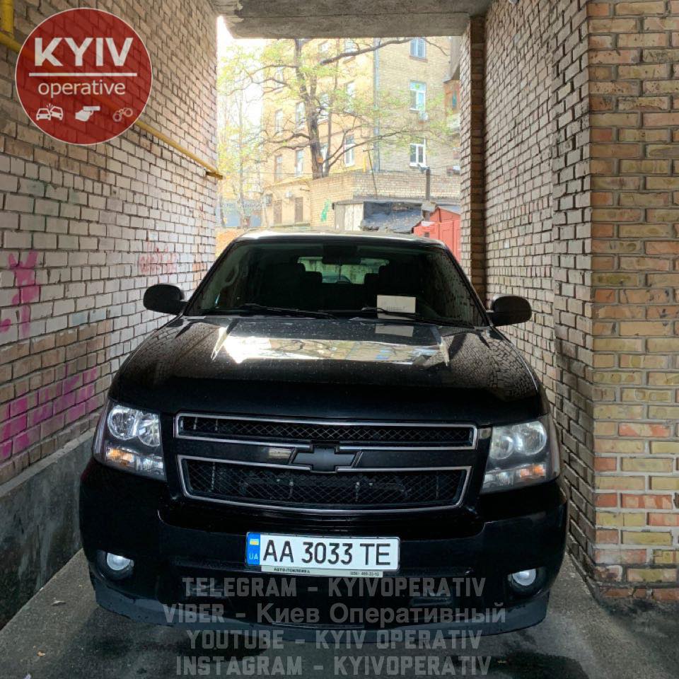 «Он через багажник выходит?»: пользователи Сети высмеяли киевского «героя парковки»