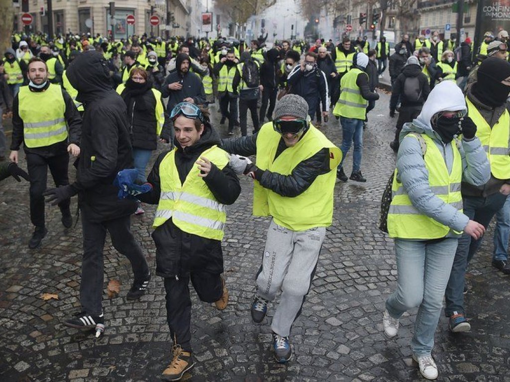 На акции «желтых жилетов» в Париже задержали 33 человека (ВИДЕО)