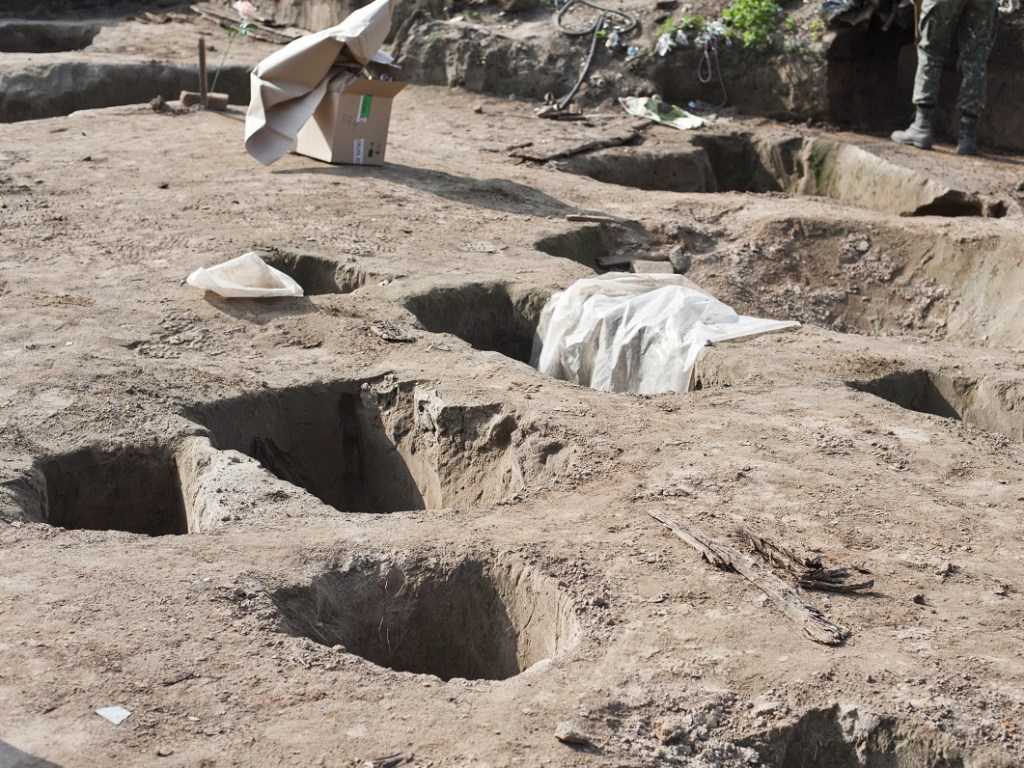 Жуткое погребение: Найдены скелеты младенцев, похороненных в «шлемах» из черепов других детей (ФОТО)