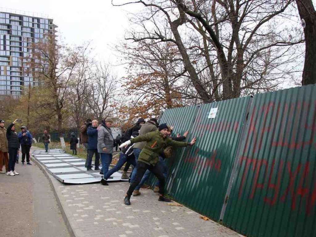 Одесские активисты снесли забор стройки на лодочной станции (ФОТО, ВИДЕО)
