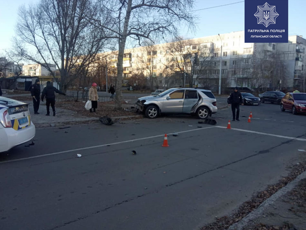 В Лисичанске из-за необдуманного маневра перевернулся автомобиль (ФОТО)