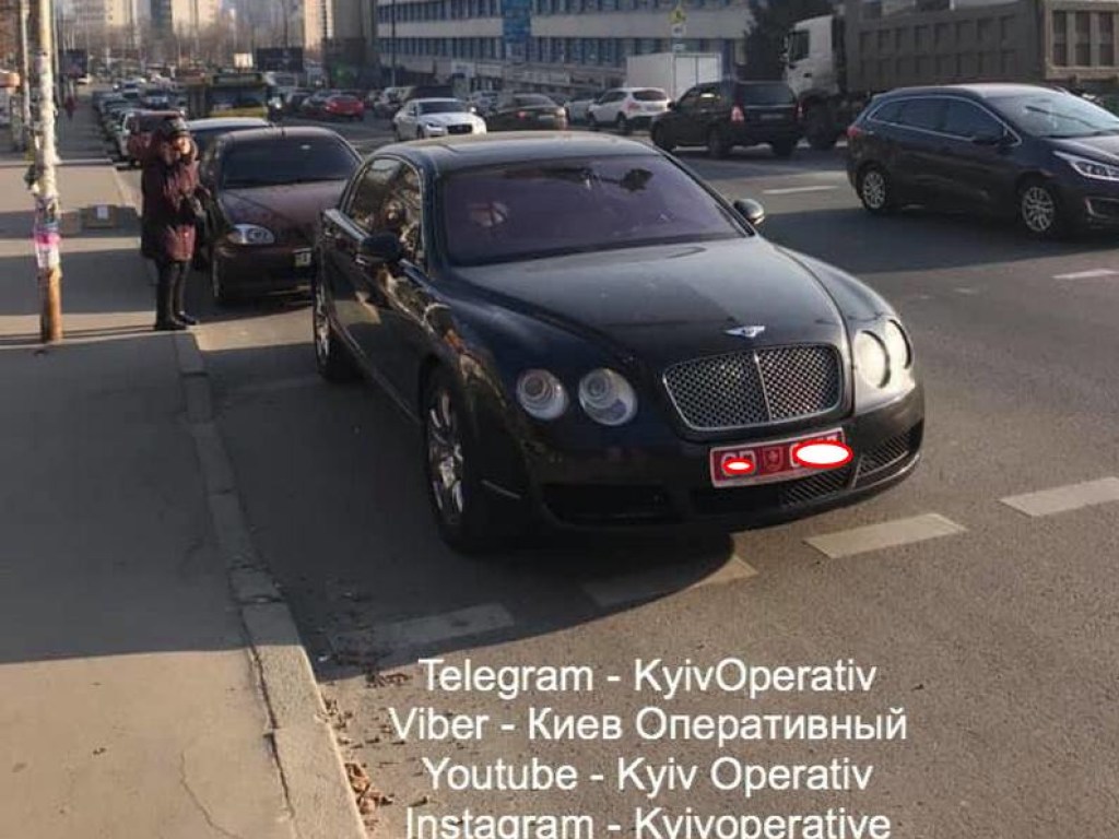 В Голосеево в Киева авто дипломата отличилось хамской парковкой (ФОТО)