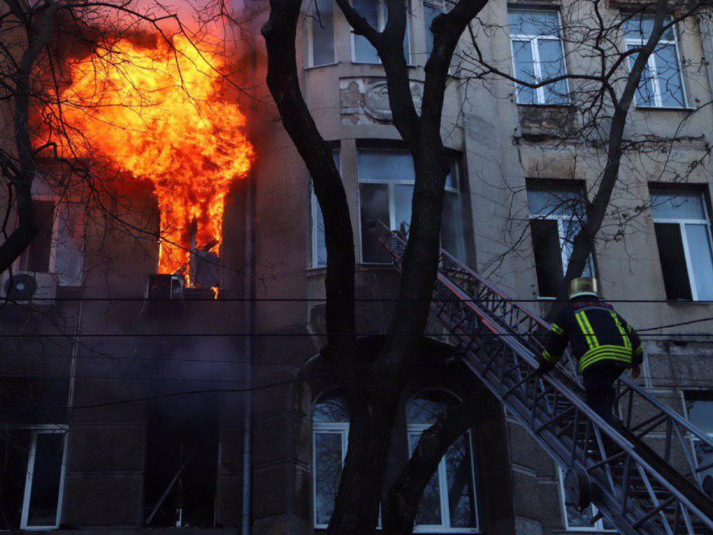 Пожар в Одесском колледже: Стало известно о подвиге пожарных
