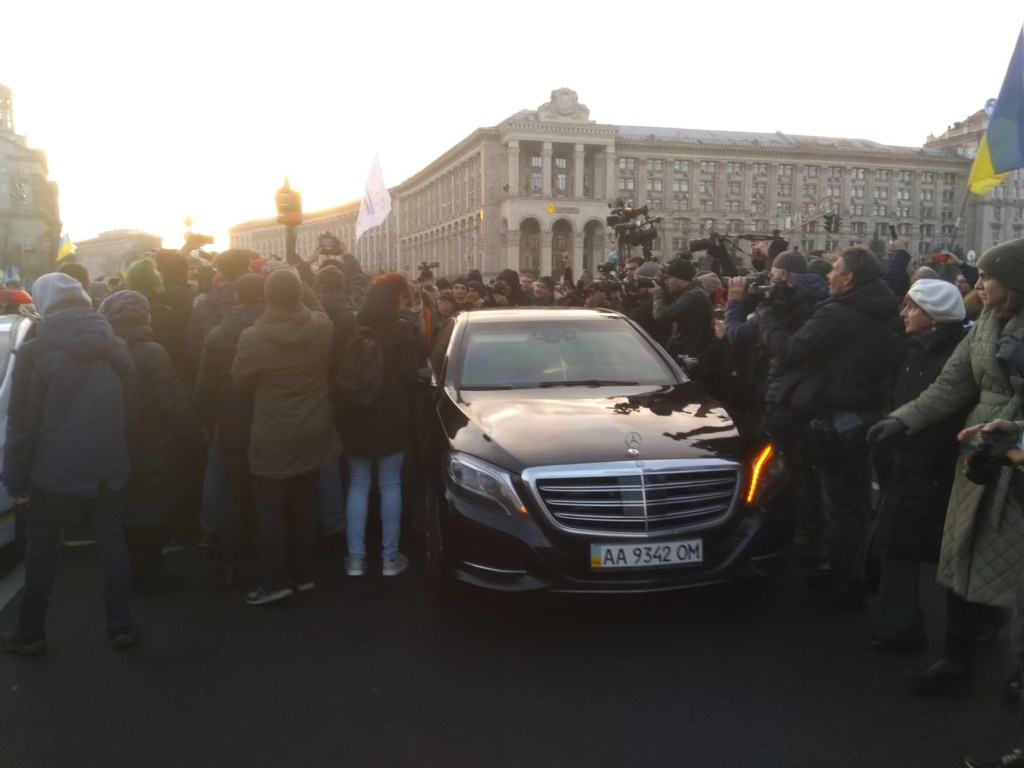 Петр Порошенко покинул митинг на Майдане, в толпе возник ажиотаж (ФОТО)