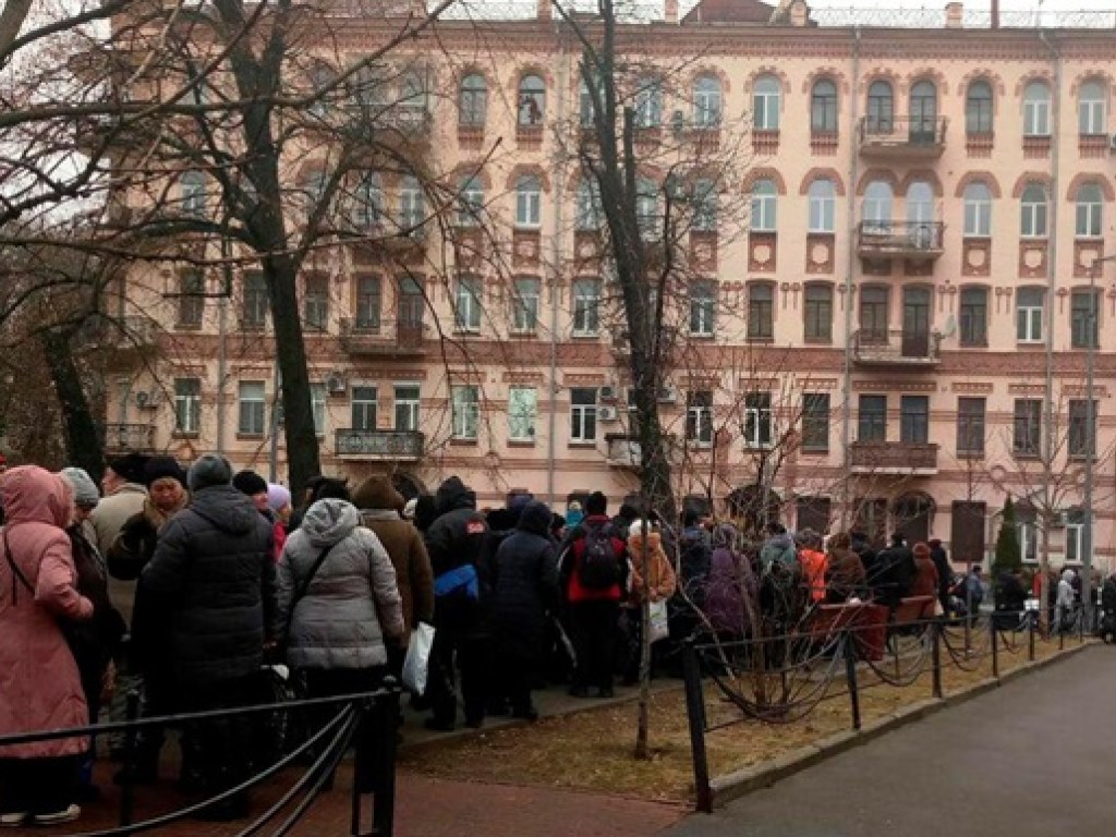 В Киеве опять митингуют: в центе столицы толпа выступает против продления закона об особом статусе Донбасса (ФОТО)