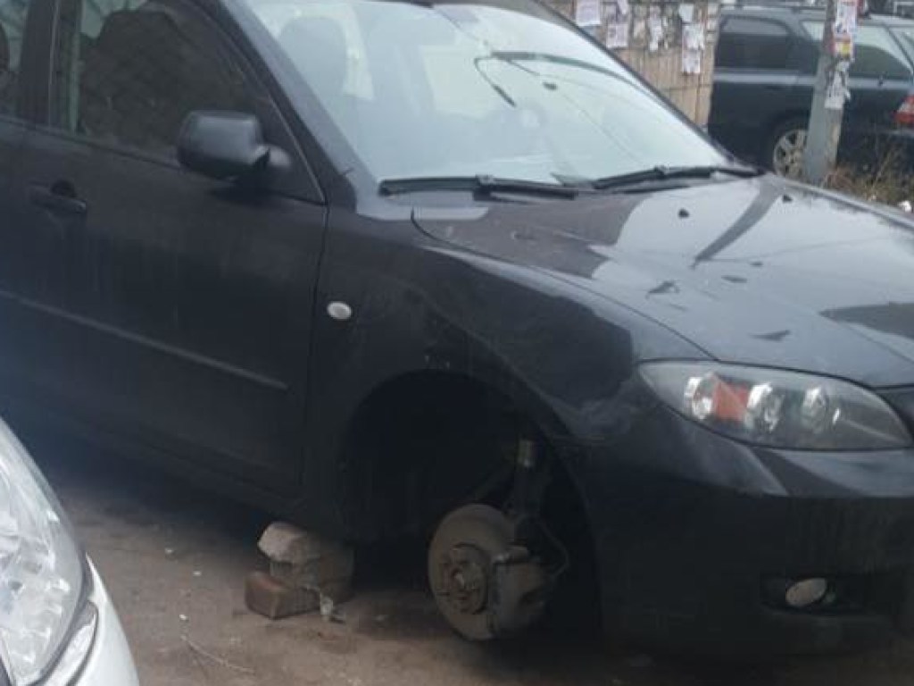 В Киеве автоворы украли во дворе колеса сразу двух иномарок (ФОТО)