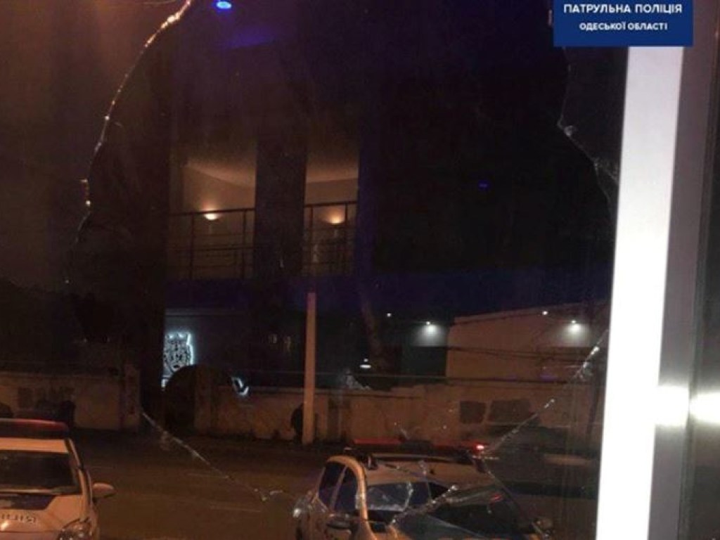 Разбила стекло в салоне и хотела угнать авто: в Одессе задержали пьяную женщину (ФОТО)