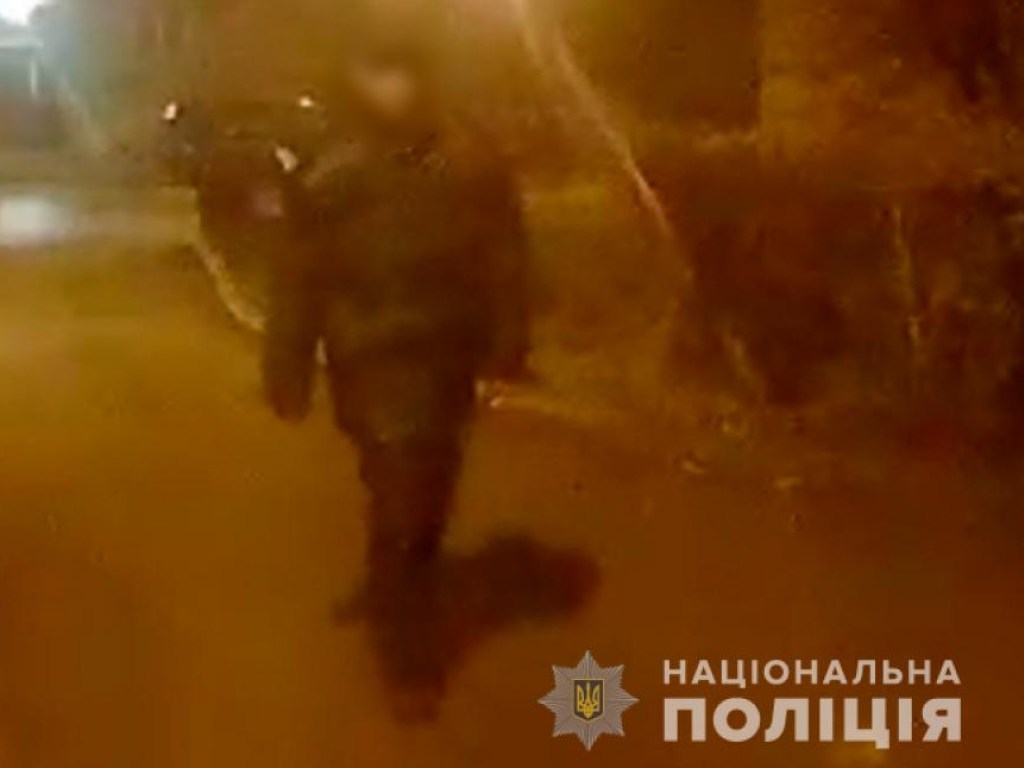 В Черновцах пьяный мужчина поджег три машины, а еще 28 авто проколол шины (ФОТО, ВИДЕО)