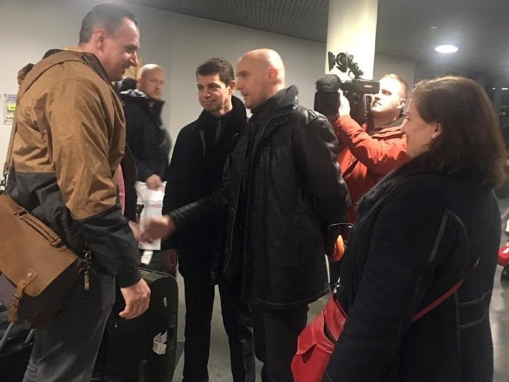 Сенцов прилетел в Латвию для медицинской реабилитации (ФОТО)