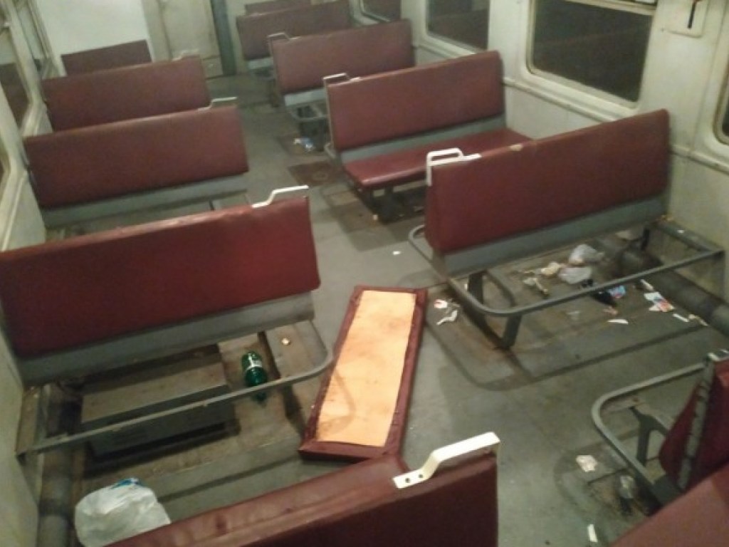 Срывали сидения, стоп-кран, поджигали петарды и файеры»: Футбольные фанаты разгромили вагон поезда Нежин-Киев (ФОТО)