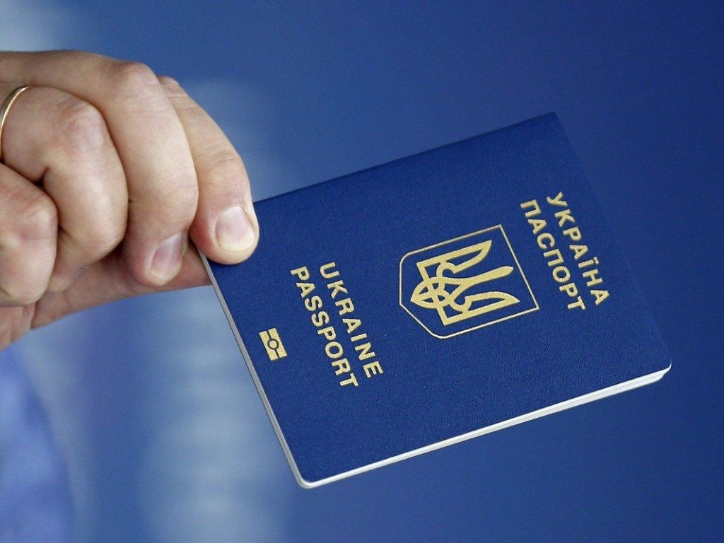 Украине стоит отказаться от заграничных паспортов &#8212; эксперт