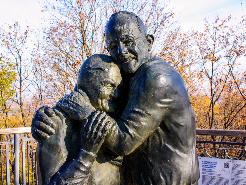 Вандалы изуродовали легендарную скульптуру в центре Киева (ФОТО)