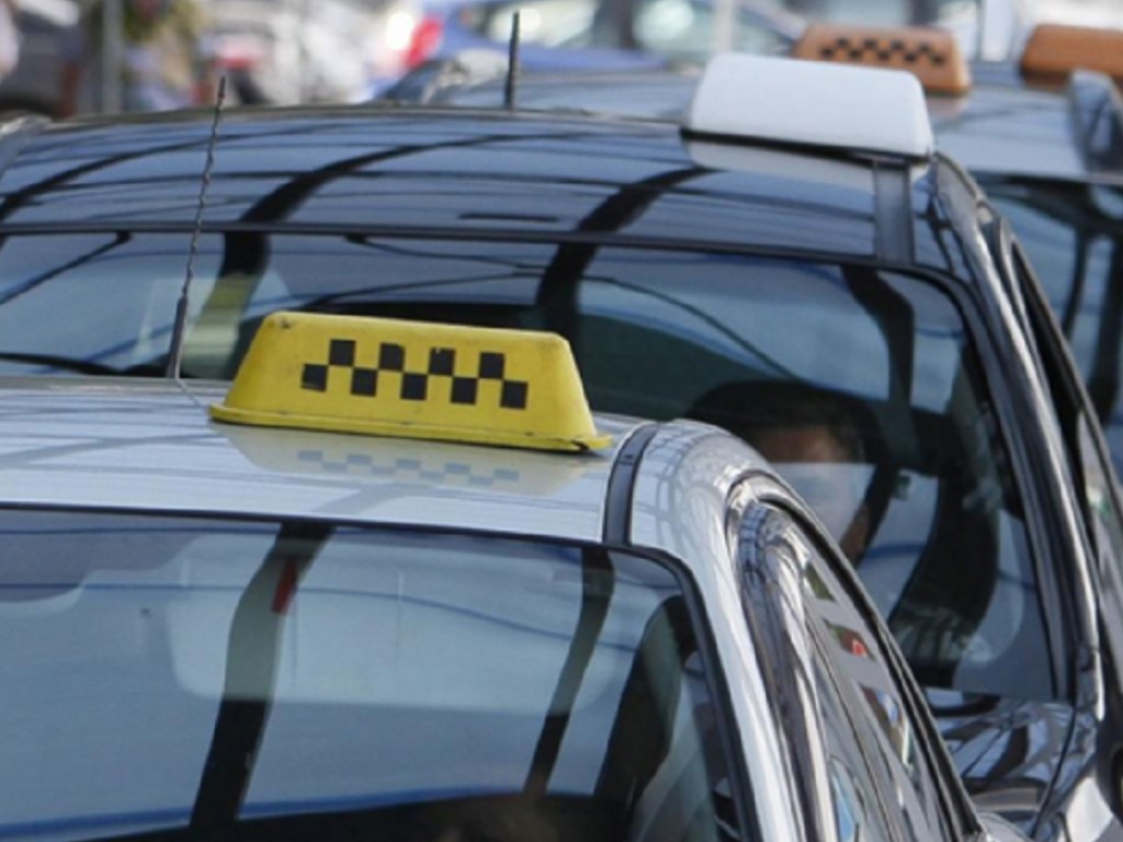 Проезд только с автокреслом: Столичные таксисты отказываются возить пассажиров с детьми