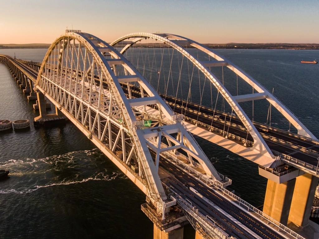 Начал функционировать Крымский мост: СМИ сообщили о движении пассажирского поезда из РФ