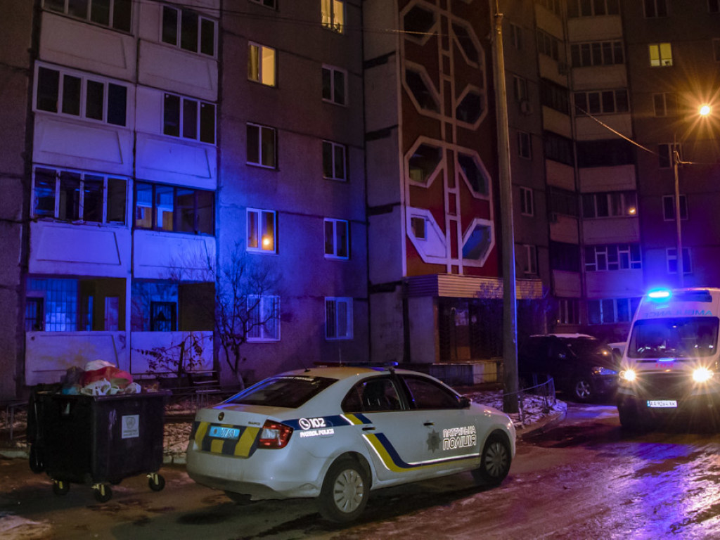 Развешивала бельё: В Киеве девушка выпала из окна тринадцатого этажа (ФОТО)