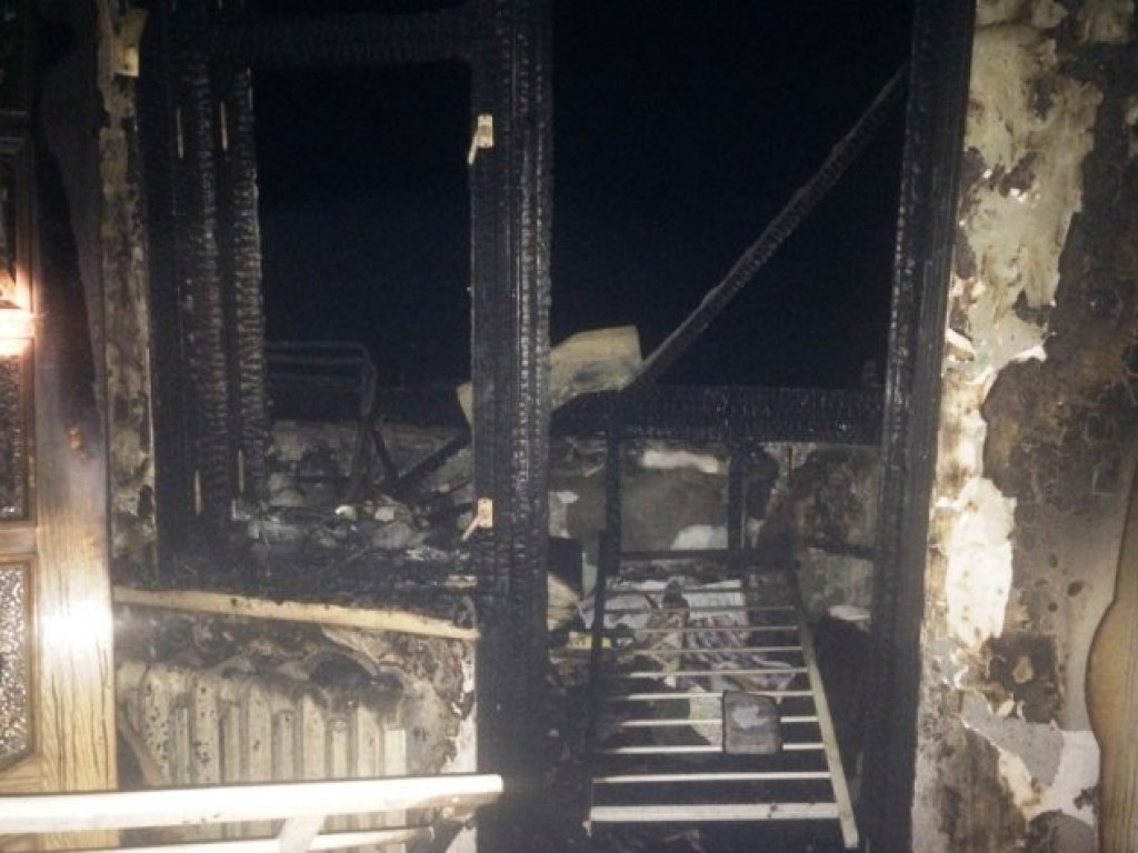 Из-за пиротехнике в Херсоне произошел пожар в жилом доме (ФОТО, ВИДЕО)