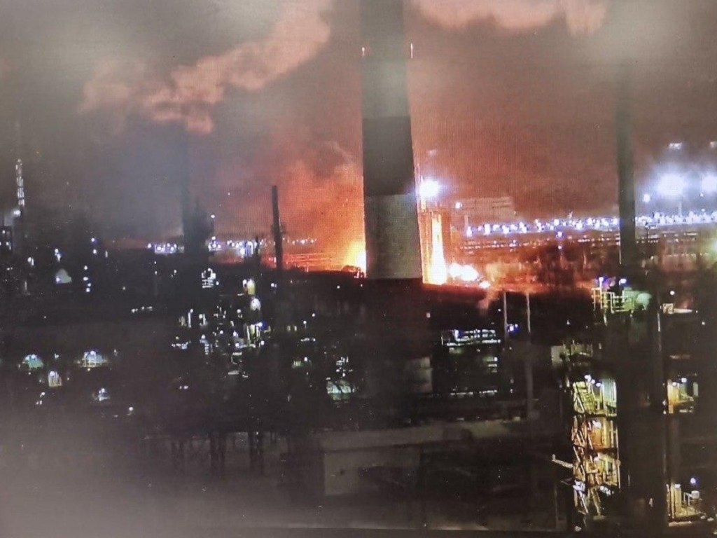 Взрыв на НПЗ: в России горит нефтеперерабатывающий завод (ФОТО)