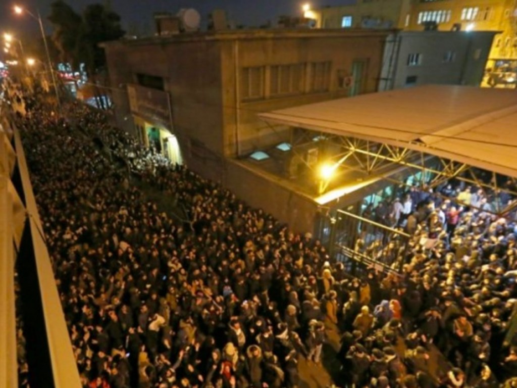 На улицах Тегерана усилили наряды полиции из-за протестов
