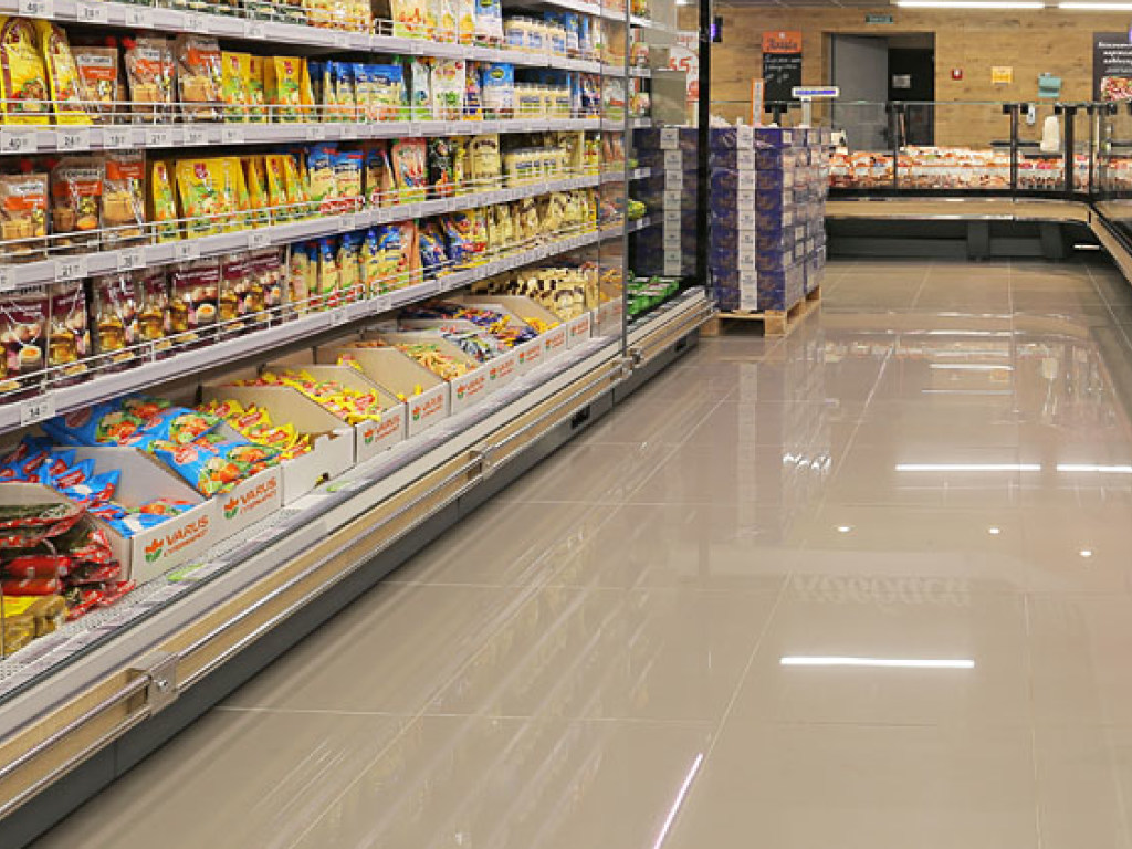 «Проиграли спор»: в запорожском супермаркете заметили компанию голых мужчин (ВИДЕО)